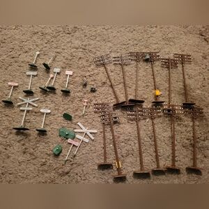 HO Scale Trian  4 Inch Power Poles  Crossing Signs Men